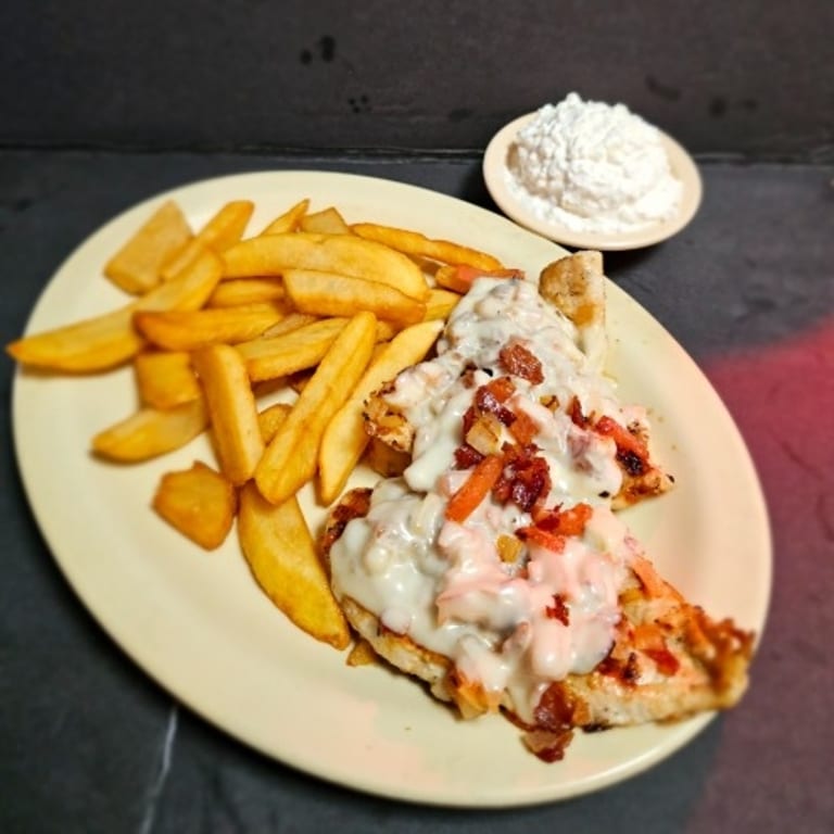 Fresh-Caught Fish Sandwich: A Diner Delight